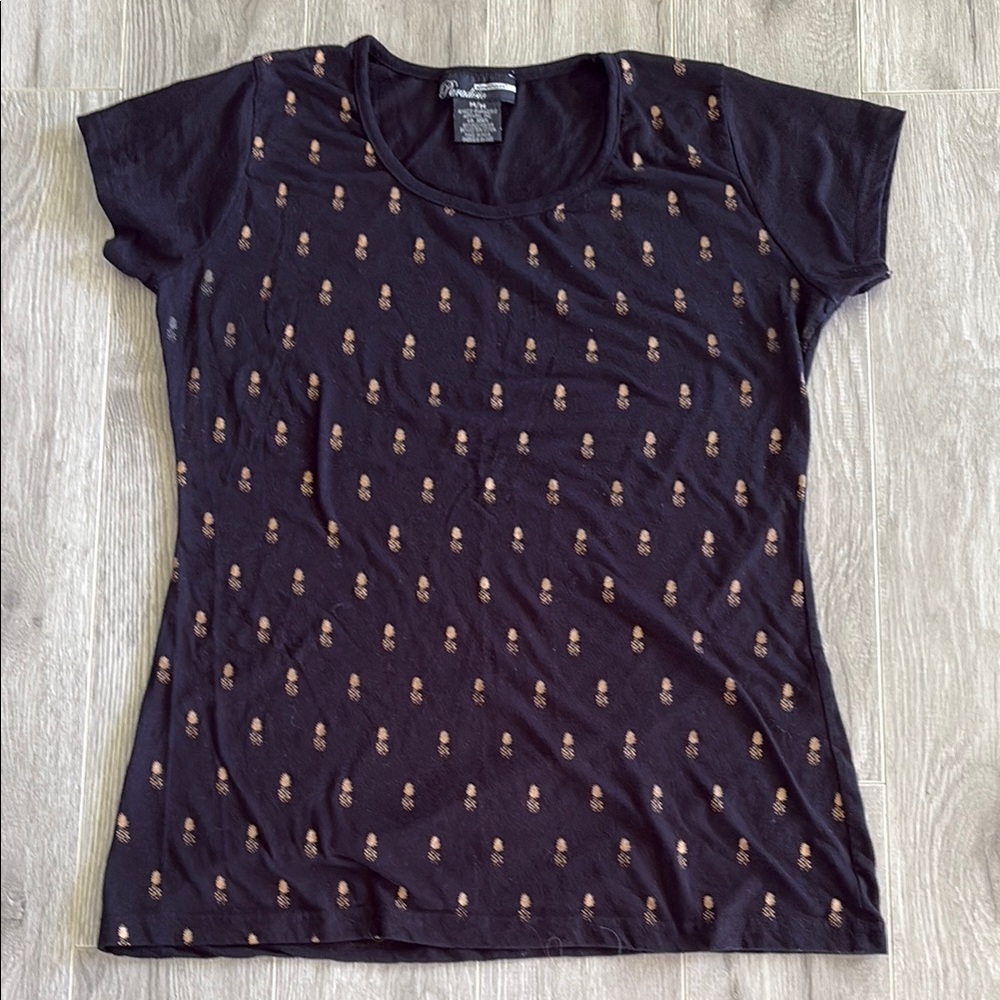 Graphic Fitted Tee in black and or